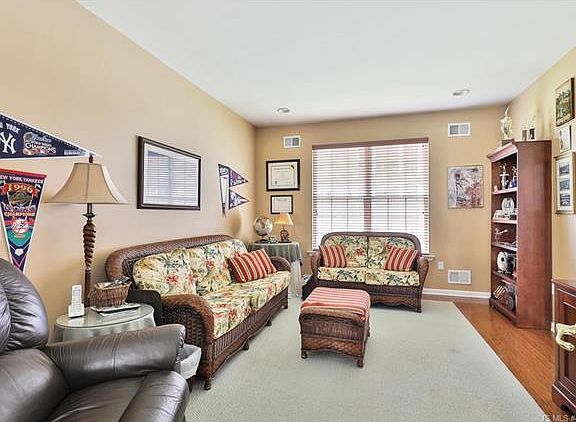 3rd image of 537 Bennington Ln