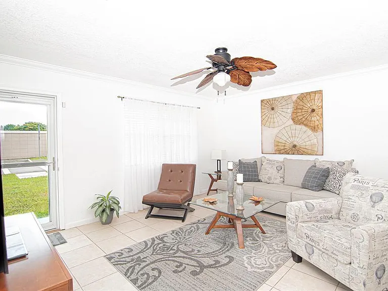 6872 SW 15th St — Photo 3