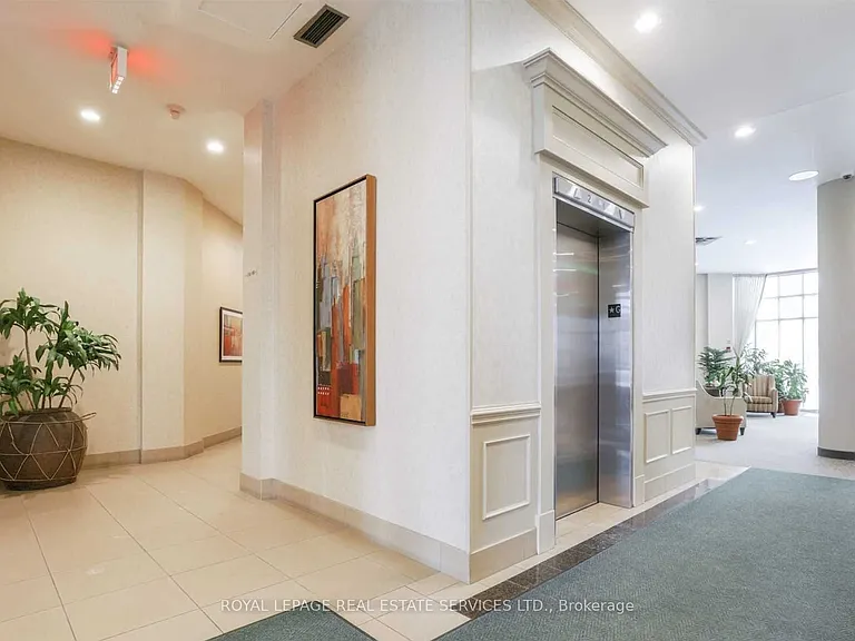 11 Thorncliffe Park Dr #607 — Photo 11