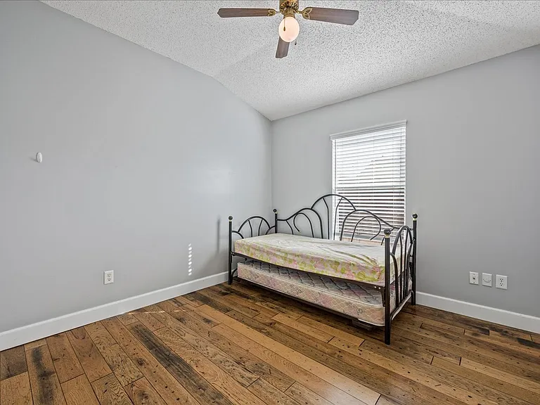 1073 Stocks St — Photo 24