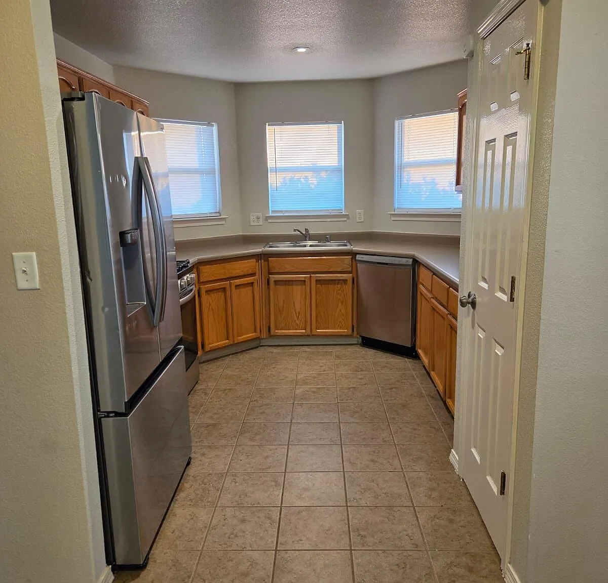 3 bed, 2.5 bath, 2311 sqft, $1,850 — Photo 2