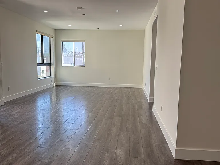 1046 S Serrano Ave #4 — Photo 5