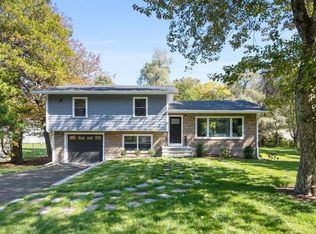 10 Carriage Ln, Winchester, MA 01890