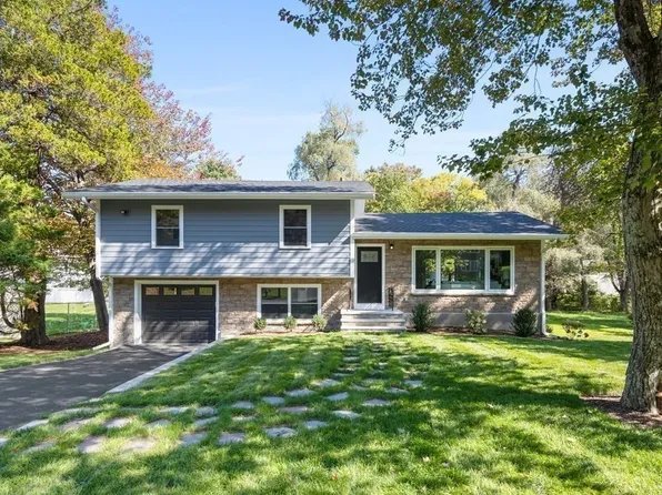 10 Carriage Ln, Winchester, MA 01890