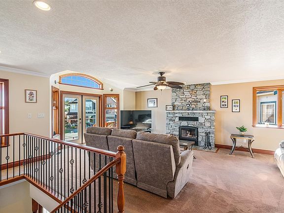 3rd image of 526 Douglas Pl