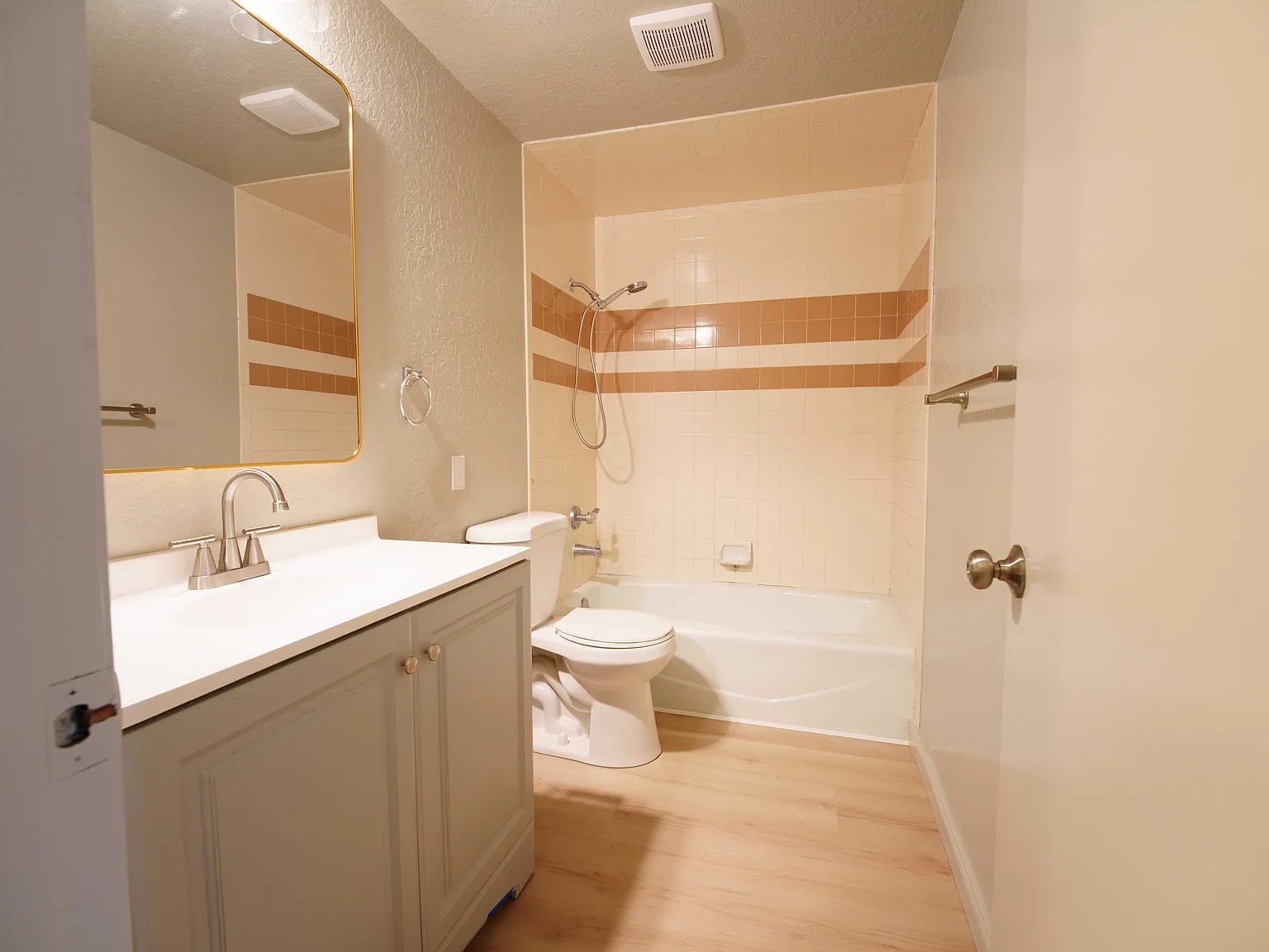 2 bed, 900 sqft, $2,300 — Photo 4