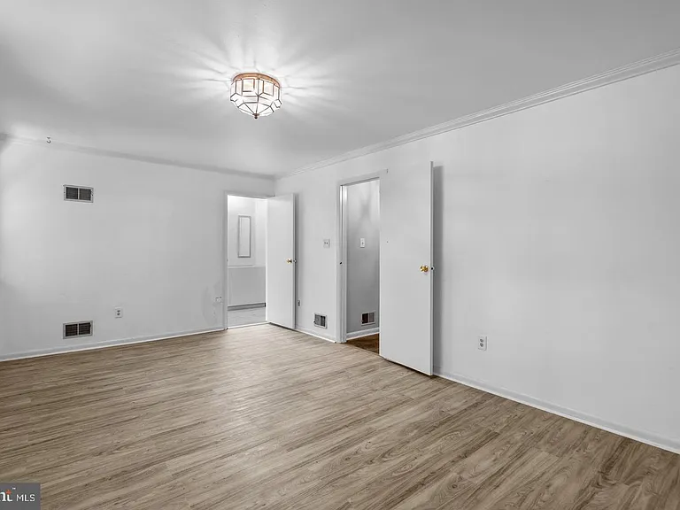9409 Croom Acres Dr — Photo 13