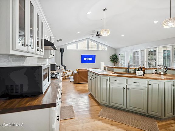 4th image of 221 Brenda Ln