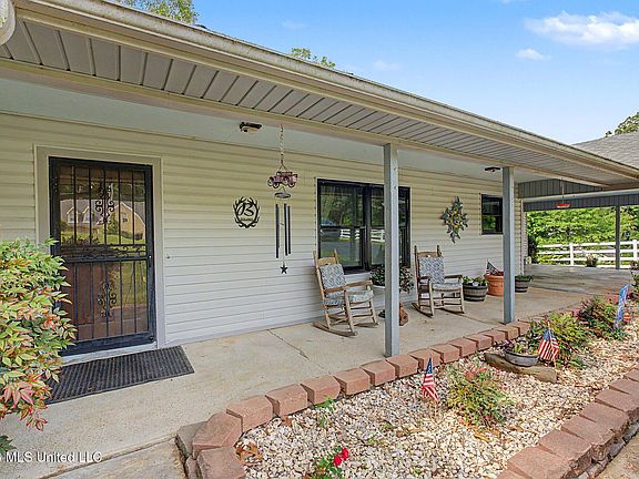 5th image of 1463 Thunderbird Dr N