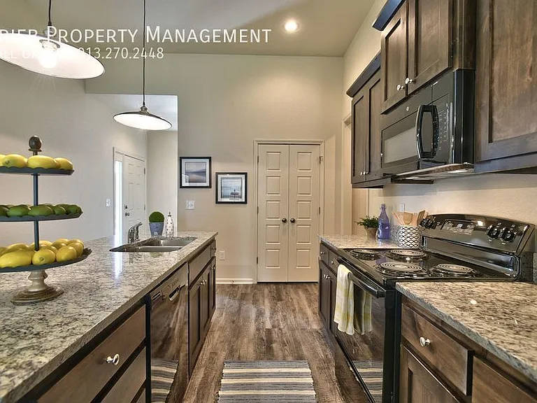 584 S Poplar St — Photo 18