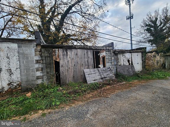 3rd image of Garages Behind 3604 Howard Park Ave
