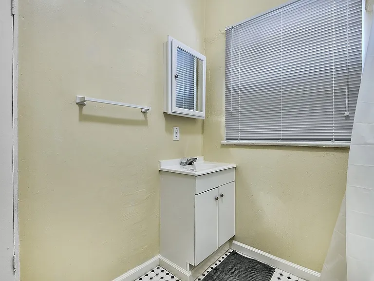 MacArthur Park Apartments — Photo 18