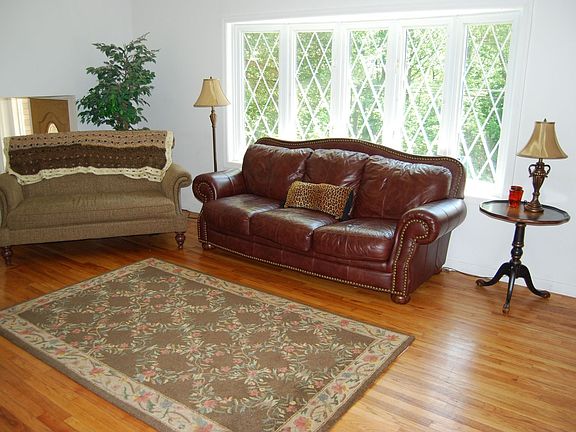 Living room w/bay window