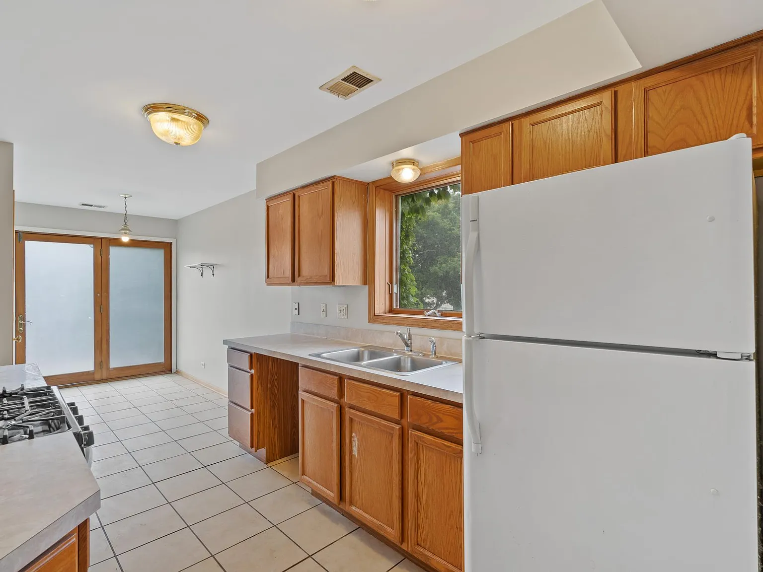 3 bed, 1100 sqft, $2,150 — Photo 4