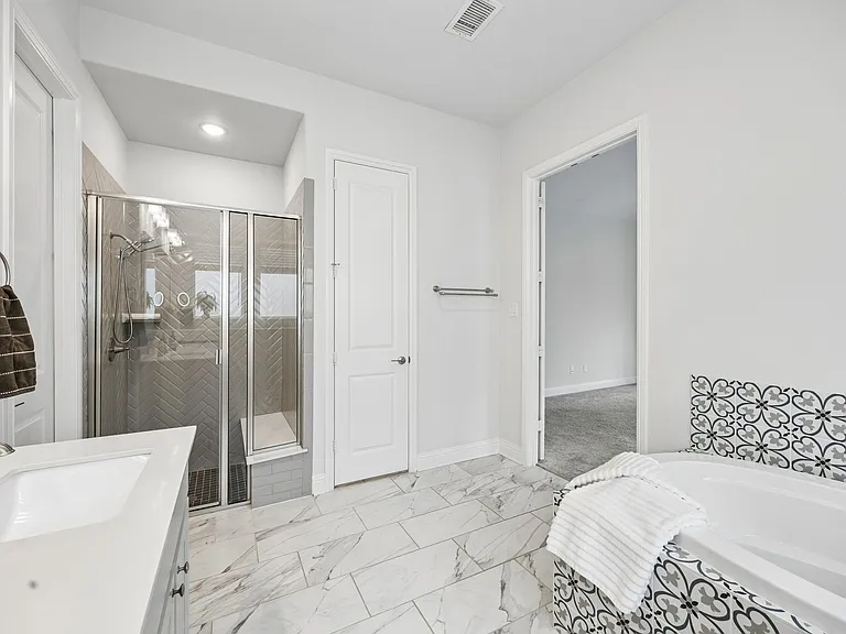 439 Montrose Dr — Photo 16