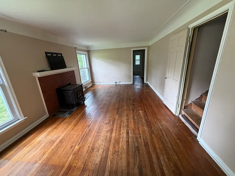 247 Riverside Dr — Photo 10