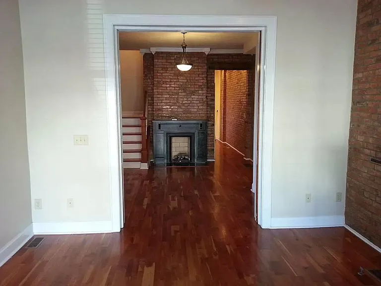 1075 Summit St — Photo 5