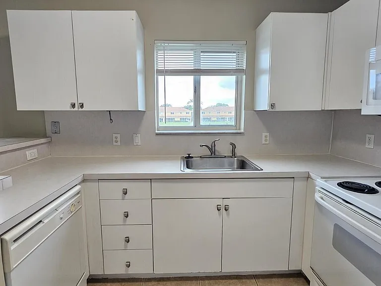 3490 Briar Bay Blvd #206 — Photo 12