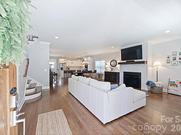 3rd image of 1617 Hawthorne Ln