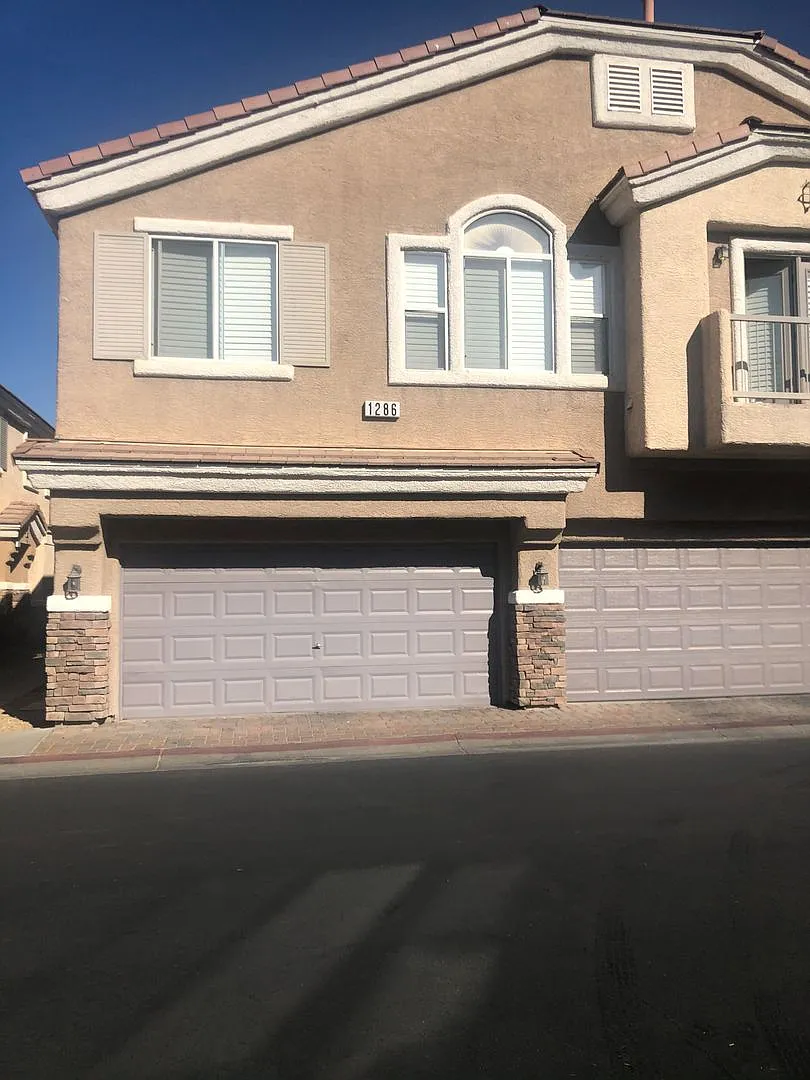 Henderson 3 Bedroom Townhouse! — Photo 2