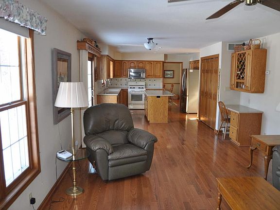 2nd image of 710 Oakwood Ln