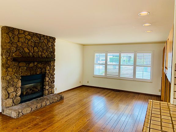 4th image of 1724 Park St