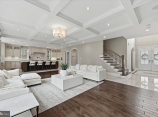802 Cottage St SW, Vienna, VA 22180
