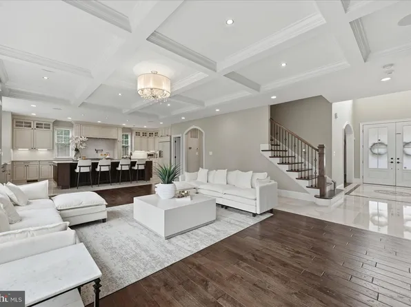 802 Cottage St SW, Vienna, VA 22180