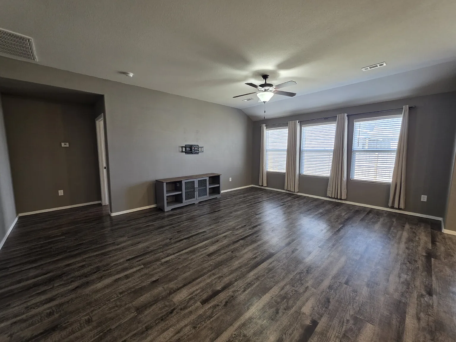 4 bed, 2.0 bath, 1894 sqft, $2,100 — Photo 3