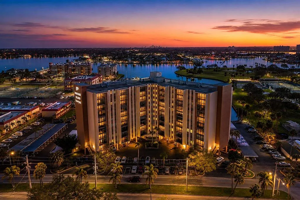 2 bed, 2.0 bath, 1065 sqft, $2,100 — Photo 1