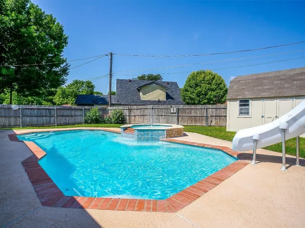 808 Liberty Ln, Blue Mound, TX 76131