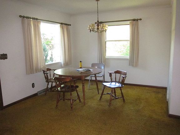4th image of 108 Roosevelt Ave
