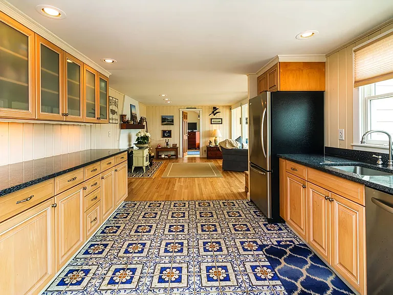 31 Pine Neck Ave — Photo 11