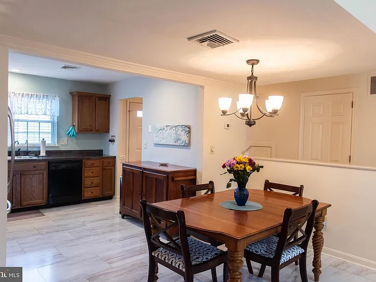609 Cambridge Ct — Photo 12