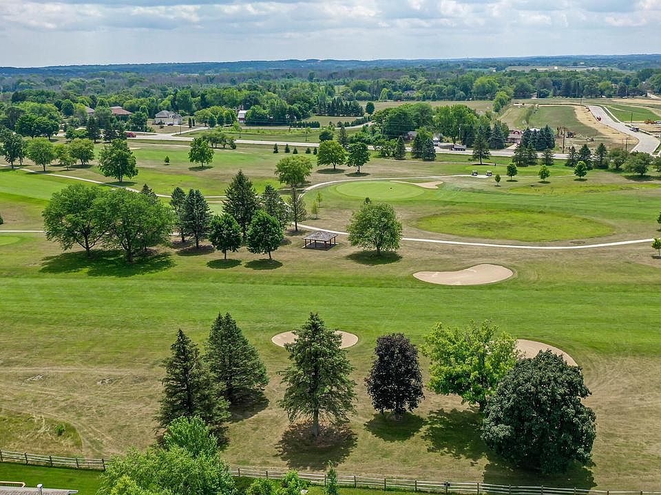 N52W21393 Taylors Woods Dr, Menomonee Falls, WI 53051 MLS 1841519