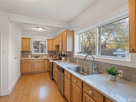 4th image of 2405 Snyder Ave