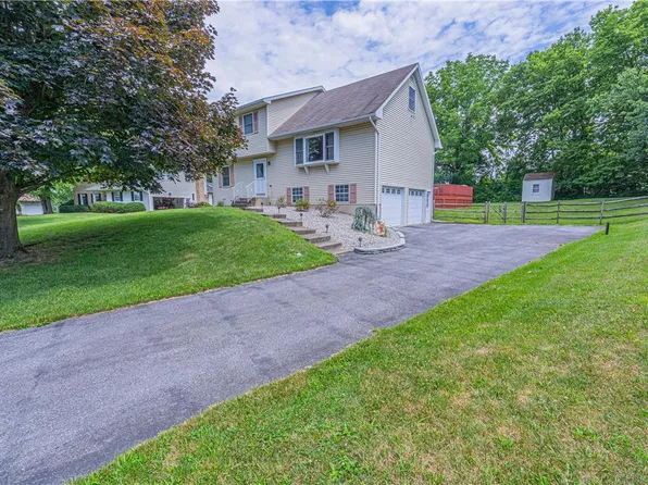 608 Red Fox Ln, Easton, PA 18040