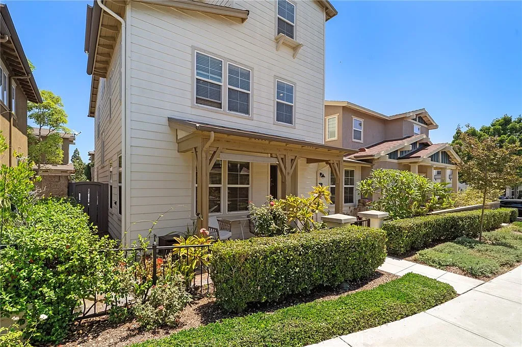 4 bed, 2213 sqft, $5,200 — Photo 3