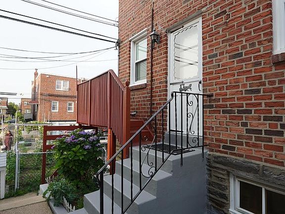 5th image of 1121 Brighton St