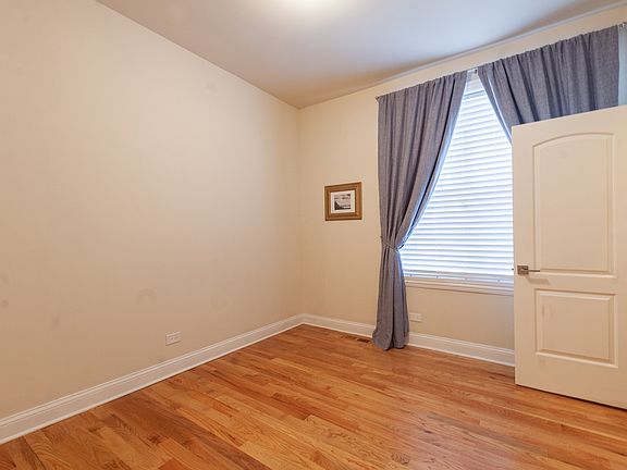 3rd image of 1021 N Leavitt St #2
