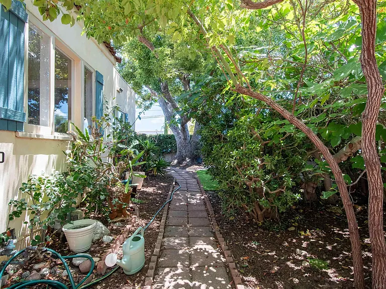 2208 Dwight St — Photo 5