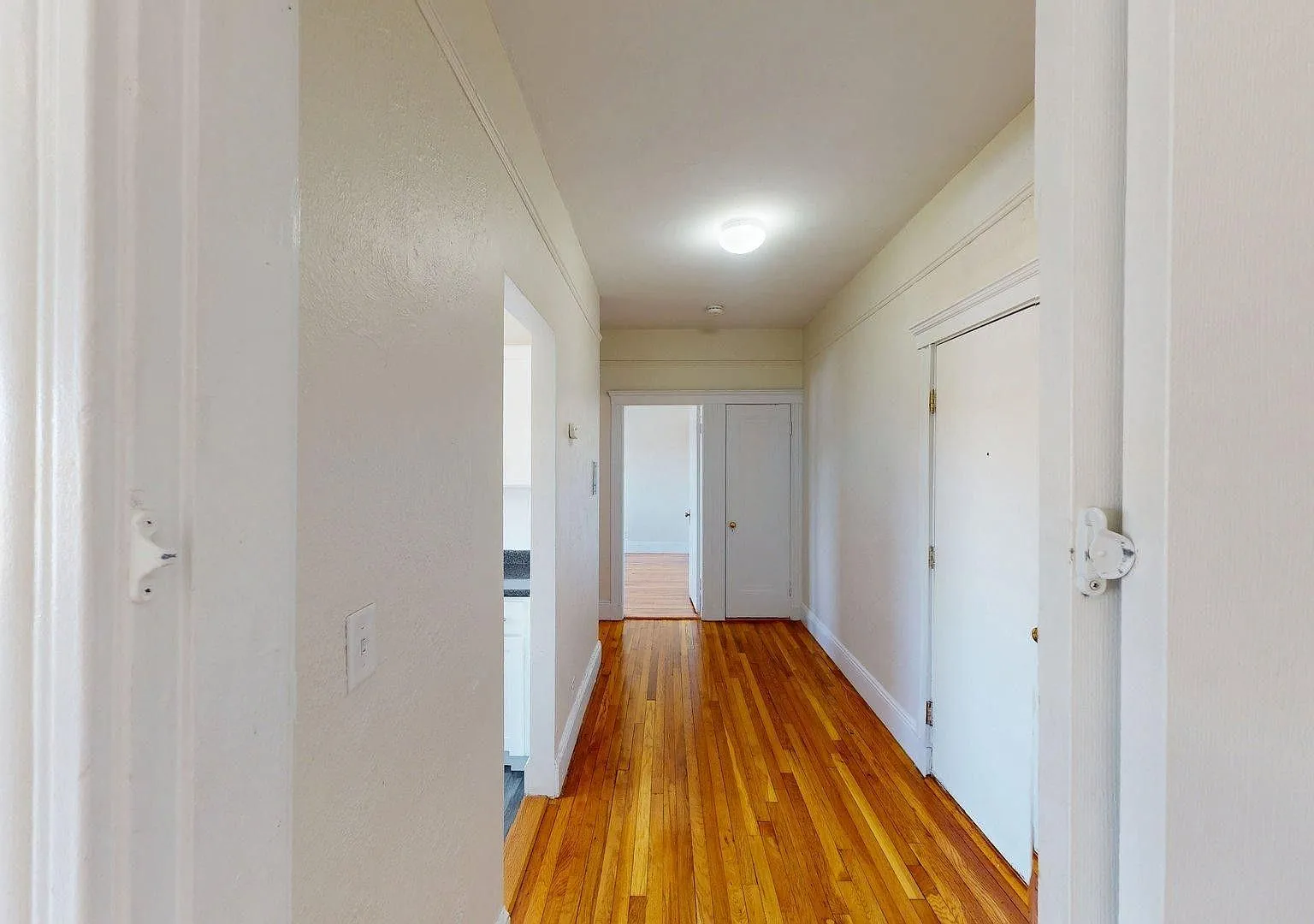 Charming 1 Bedroom-No Broker Fee — Photo 4