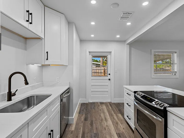 1561 Maravilla Ave — Photo 12