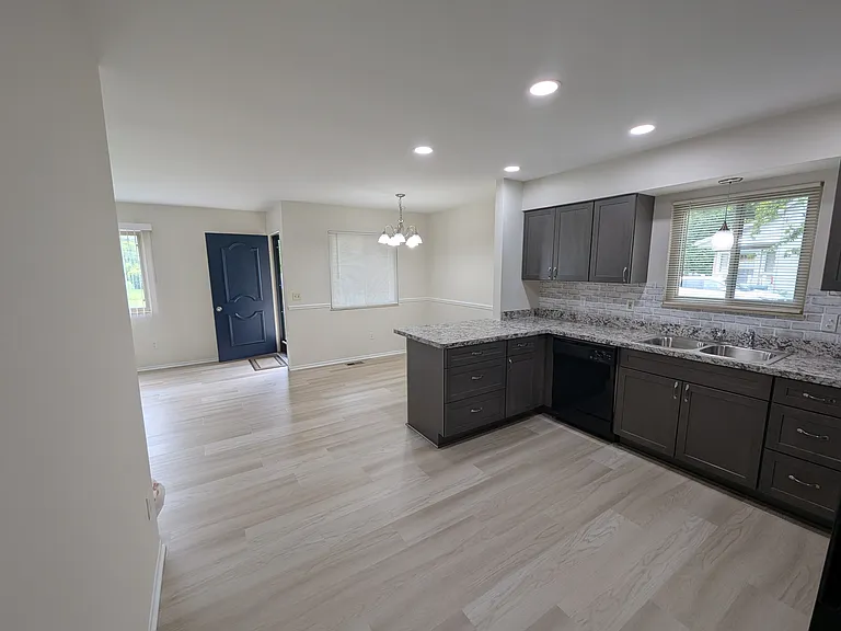 549 S Elm St — Photo 8