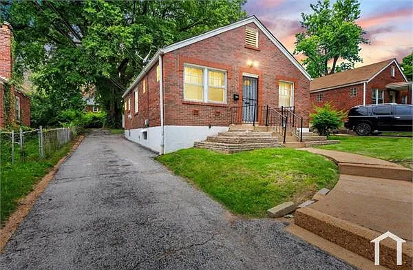 3 bed, 1008 sqft, $1,568 — Photo 2