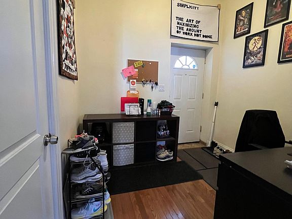 3rd image of 958 N Hoyne Ave #2R