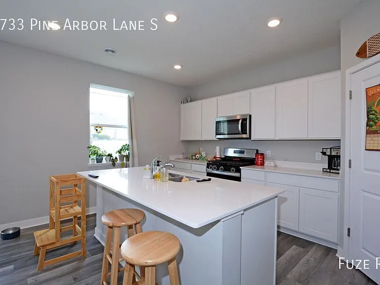 6733 Pine Arbor Ln S — Photo 2
