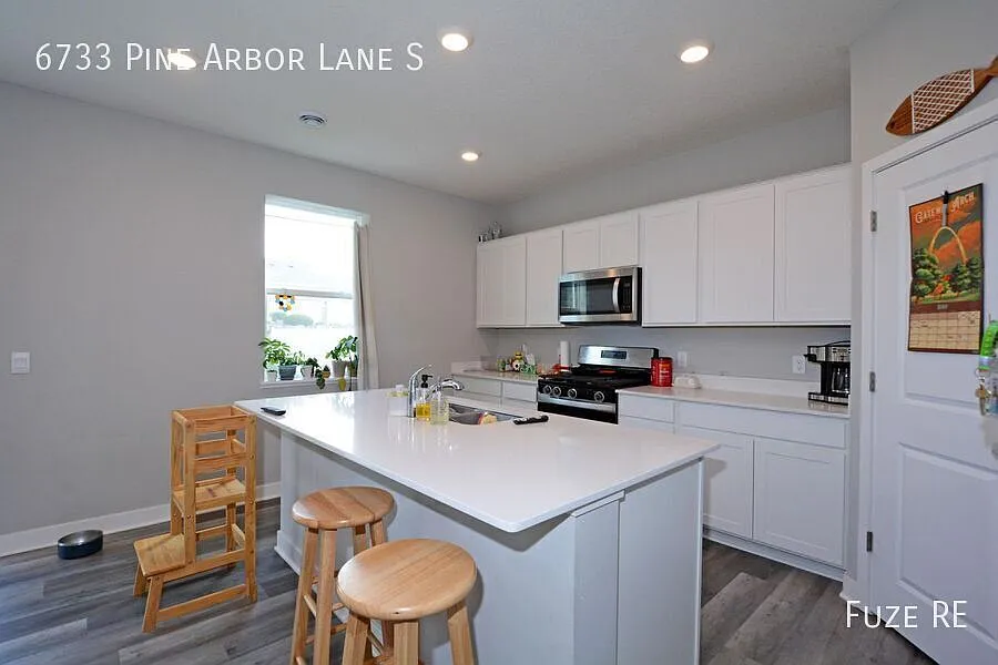 Building Photo - 6733 Pine Arbor Ln S