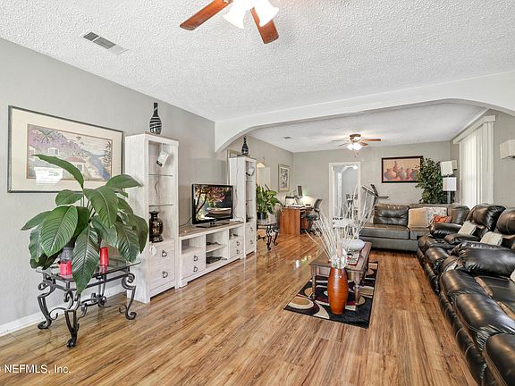 4th image of 673 W 16th St