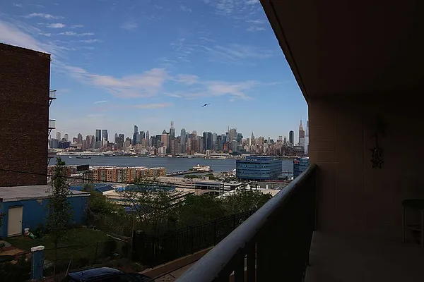 Sold by Hudson View Realty LLC | media 10